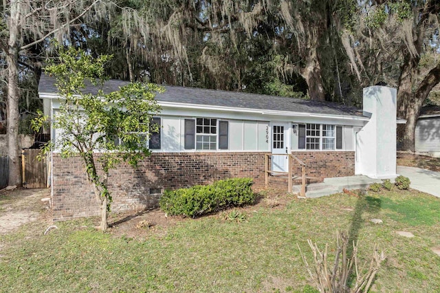 single story home featuring a front yard