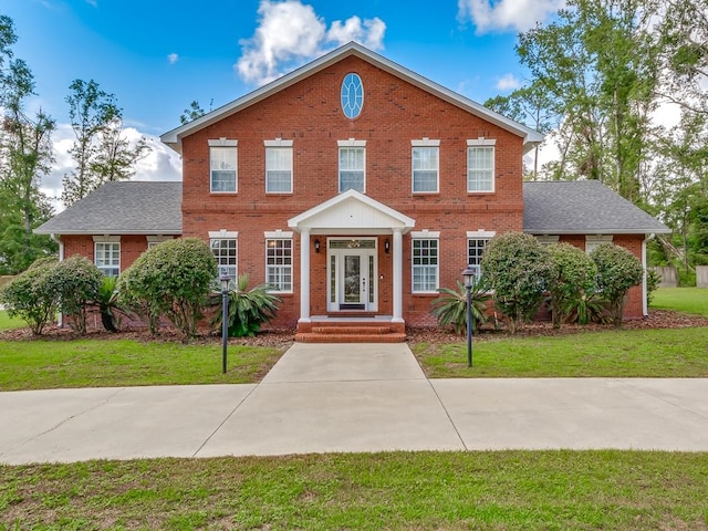 view of front of home featuring a front lawn