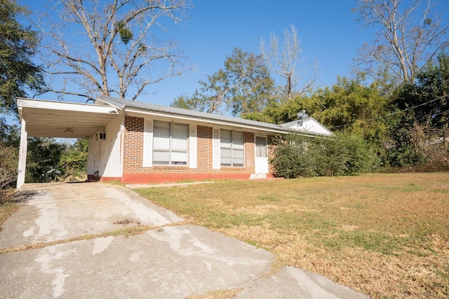 view of front of house with a front yard and a carport