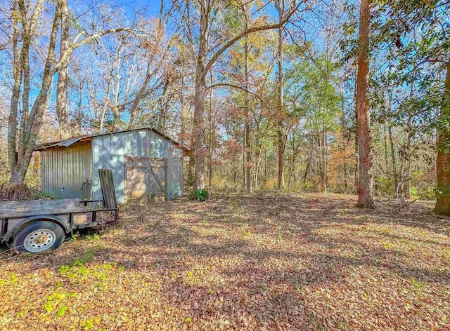 view of yard featuring an outbuilding