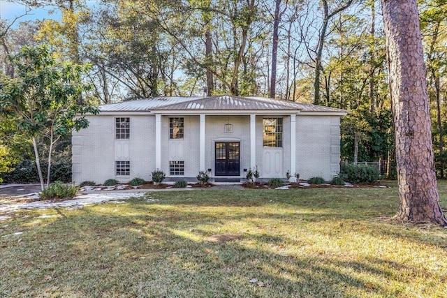 view of front of home featuring a front lawn