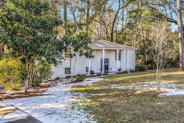 view of front of house with a front lawn