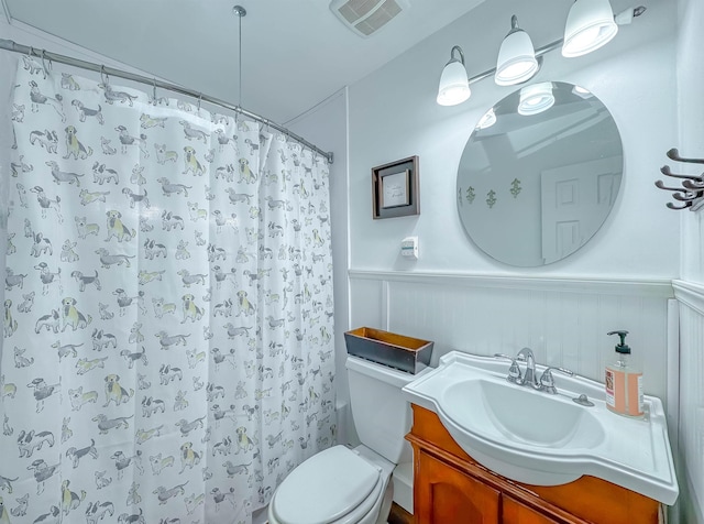 bathroom featuring a shower with curtain, vanity, and toilet