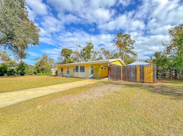 view of front of property with a front yard