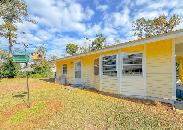 view of front of home featuring a front yard