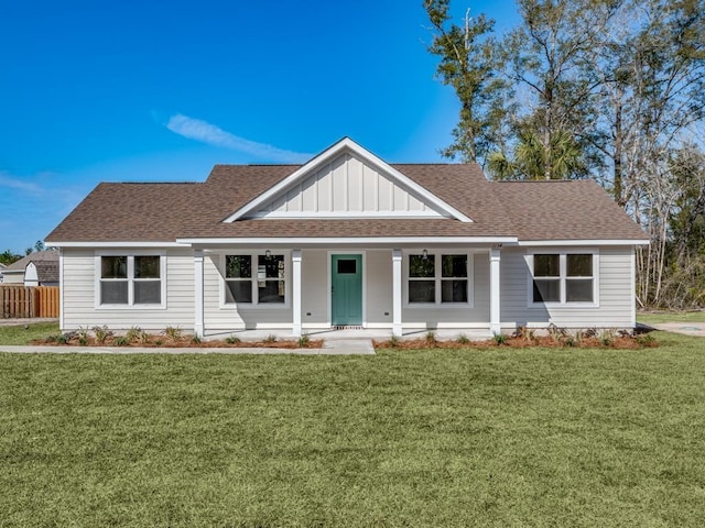 view of front facade featuring a porch and a front lawn