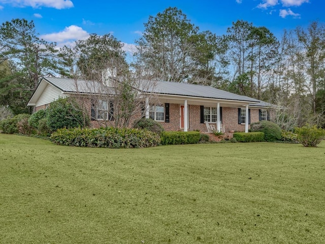 ranch-style home featuring a front yard and covered porch