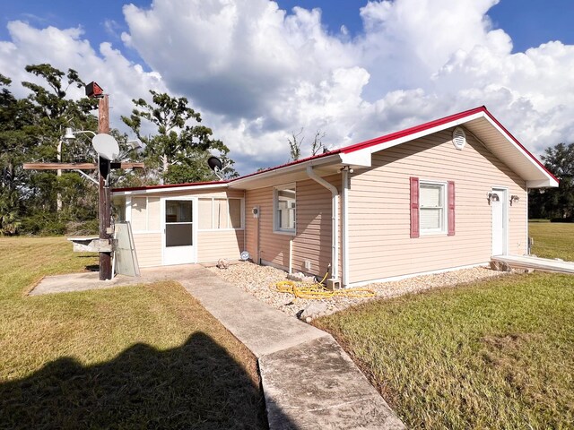 2048 W Gas Plant Rd, Perry, FL 32347 - view of front facade featuring a front yard