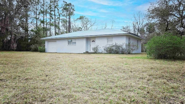 view of front of property featuring a garage and a front yard