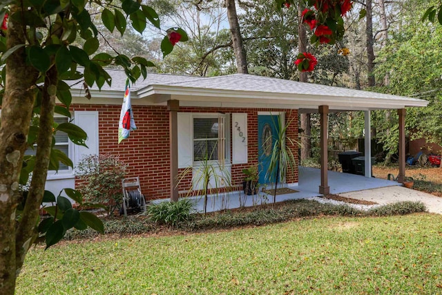 view of front of home featuring a porch, brick siding, and a front lawn