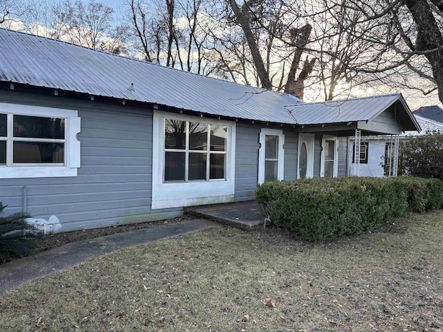 exterior space featuring a front yard