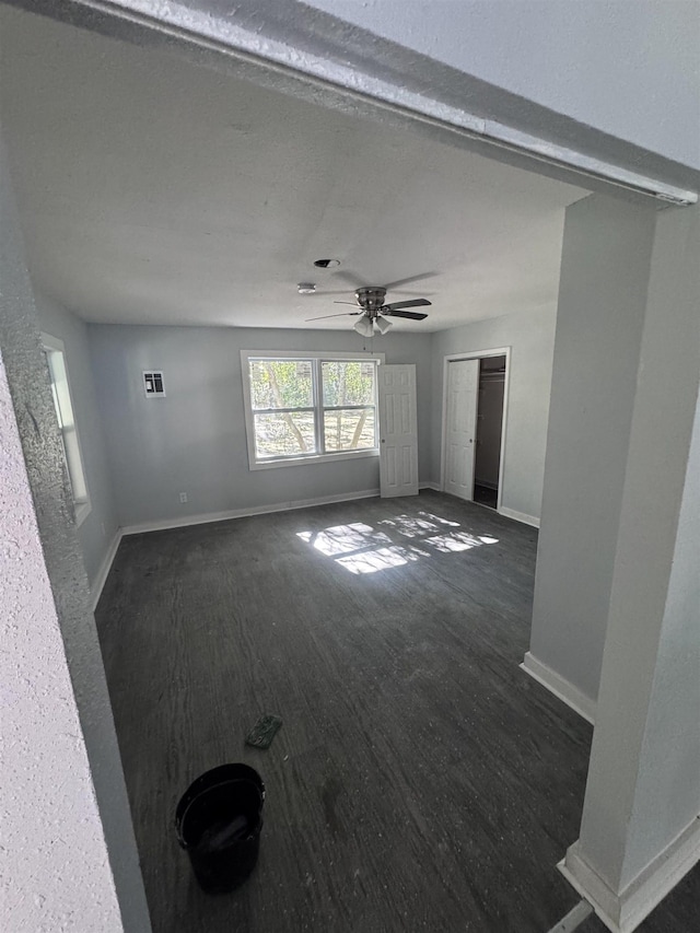 unfurnished room with dark wood-type flooring and ceiling fan