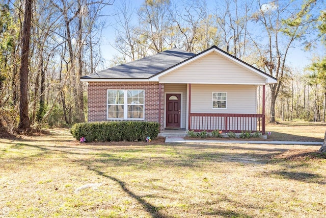 view of front facade featuring covered porch and a front yard