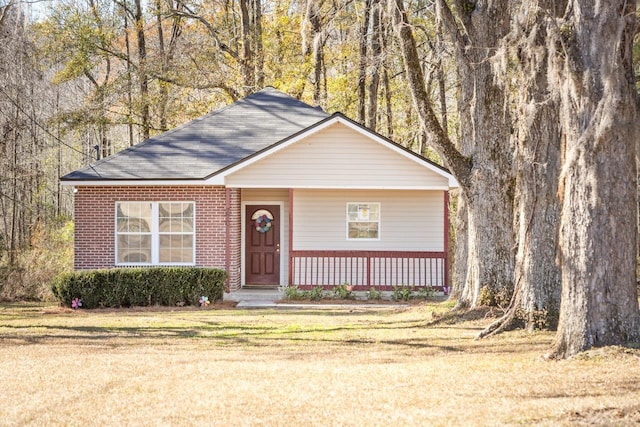 view of front of house featuring a front lawn