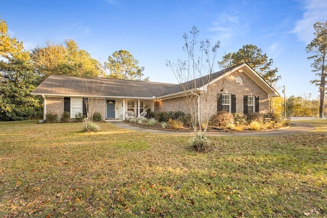 single story home with a front lawn