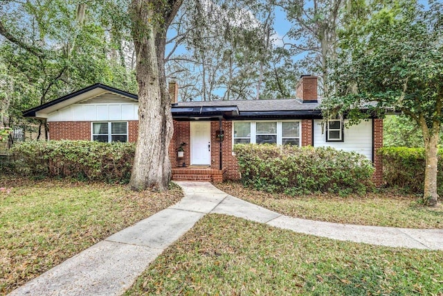 ranch-style house featuring a front lawn