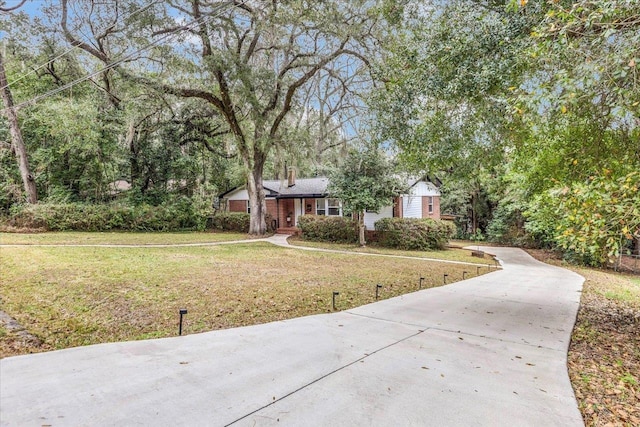 view of front of house featuring a front yard