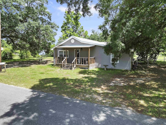 20158 NW Evans Ave, Blountstown, FL 32424 - view of front facade featuring a porch and a front yard