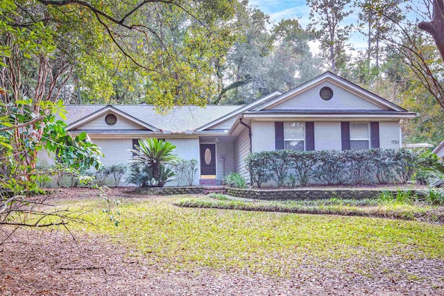 ranch-style home featuring a front lawn