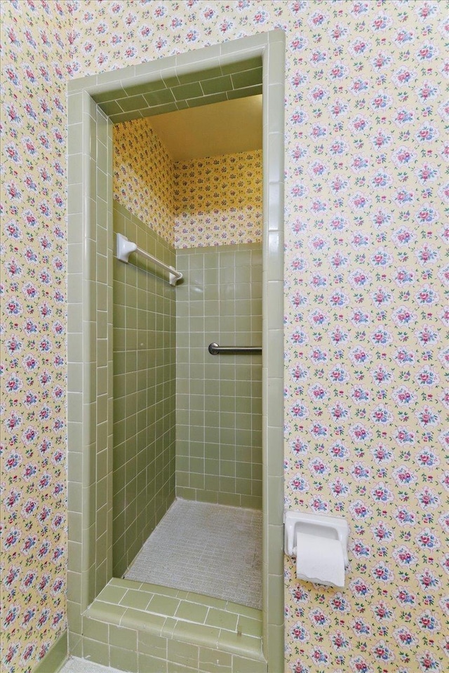 711 Kenilworth Rd, Tallahassee, FL 32312 - bathroom with wallpapered walls and tiled shower