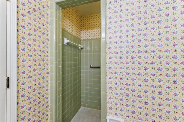 711 Kenilworth Rd, Tallahassee, FL 32312 - bathroom featuring a shower stall and wallpapered walls