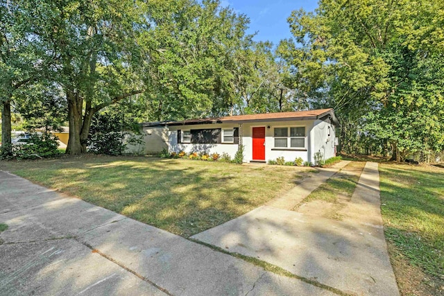 ranch-style house featuring a front lawn