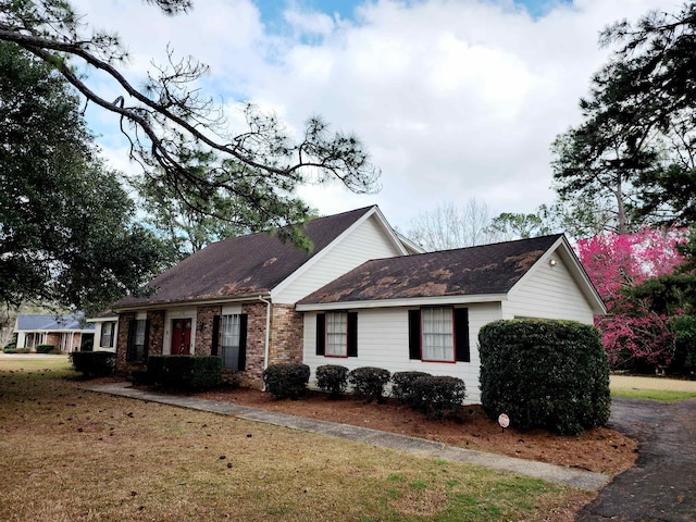 view of front facade with a front yard