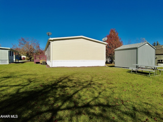 view of yard with a storage shed