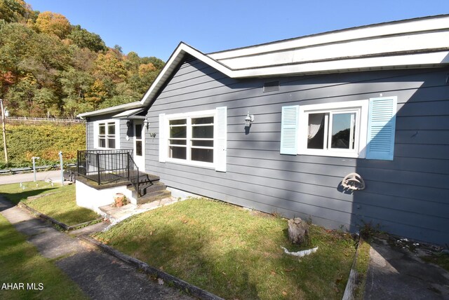 view of front of house with a front yard