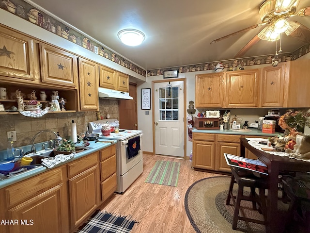 kitchen featuring tasteful backsplash, ceiling fan, sink, white electric stove, and light hardwood / wood-style floors