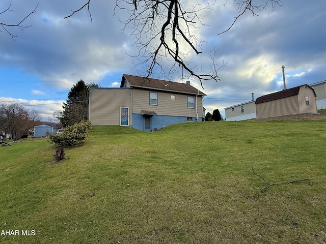 back of house featuring a lawn