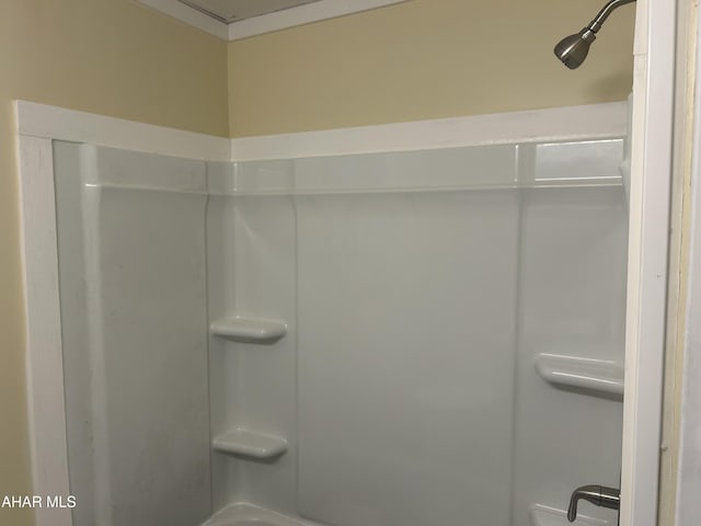 bathroom with washtub / shower combination