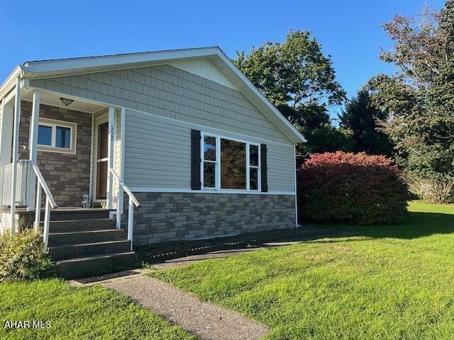 exterior space featuring a front yard