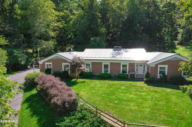 ranch-style home featuring a front lawn