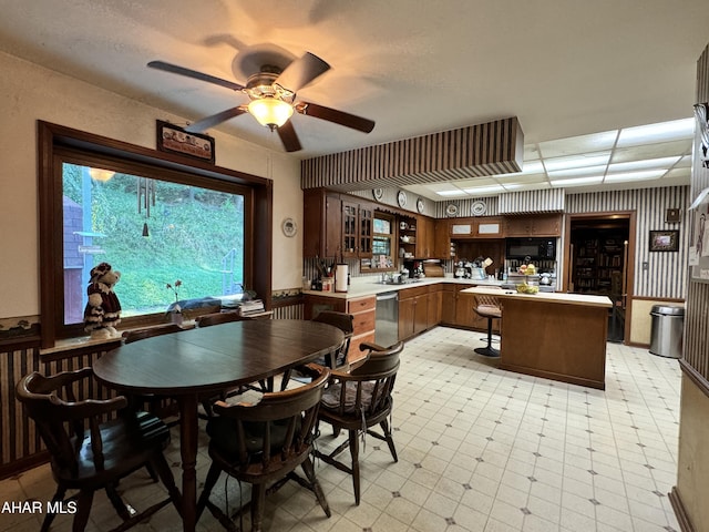 dining space with ceiling fan