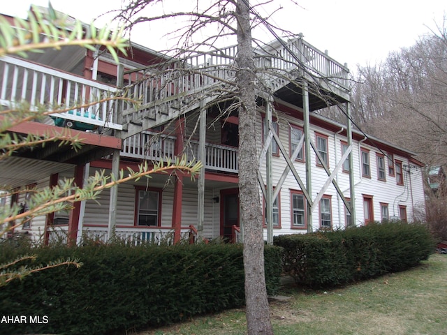 view of front of home featuring a balcony