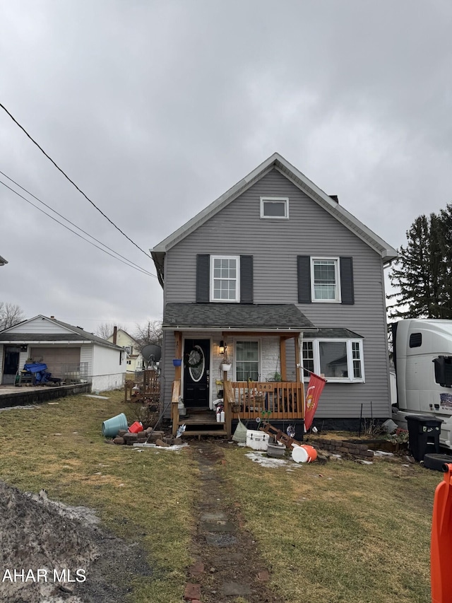 view of front of home featuring fence and a front lawn