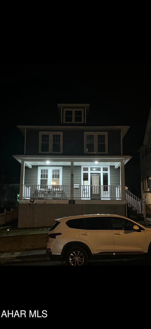 view of american foursquare style home