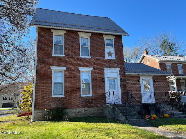 view of front of house featuring a front lawn