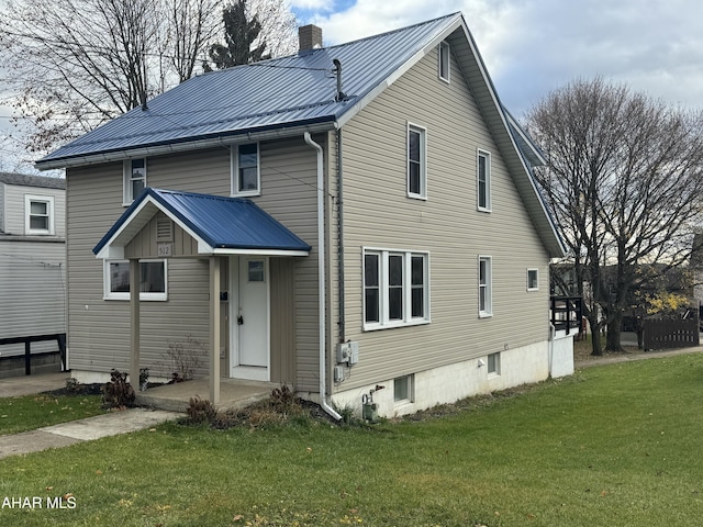 view of front facade with a front lawn