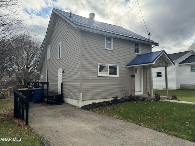 view of front of home featuring a front yard