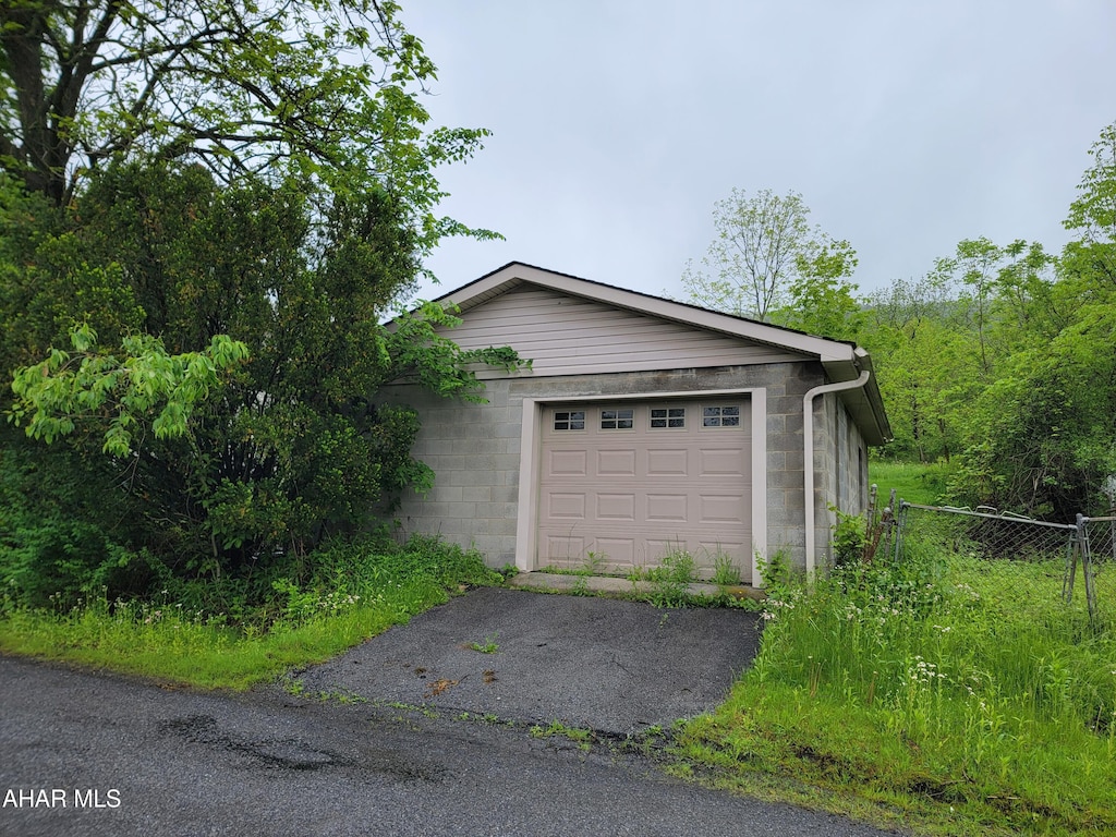 575 Thomastown Rd, Tyrone, PA 16686 - detached garage with fence and asphalt driveway