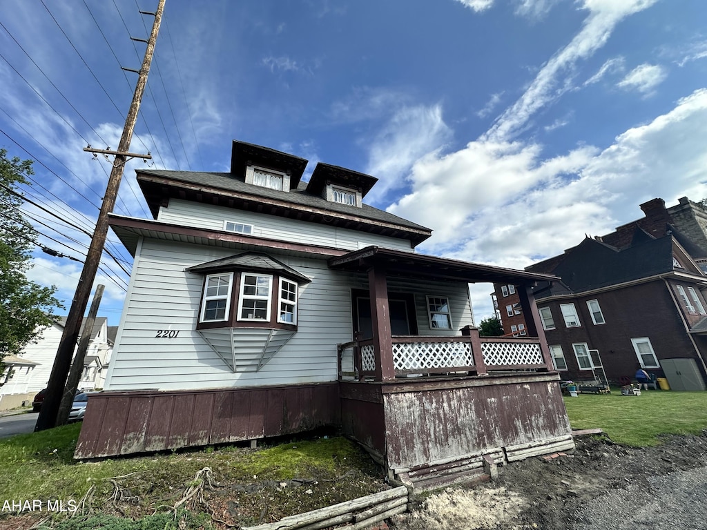 view of front of home featuring a porch