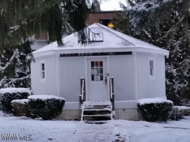 185 E Valley Point Ln, Claysburg, PA 16625 - view of snow covered structure