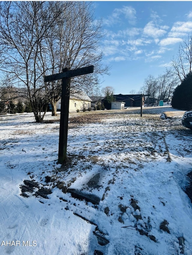 view of yard layered in snow