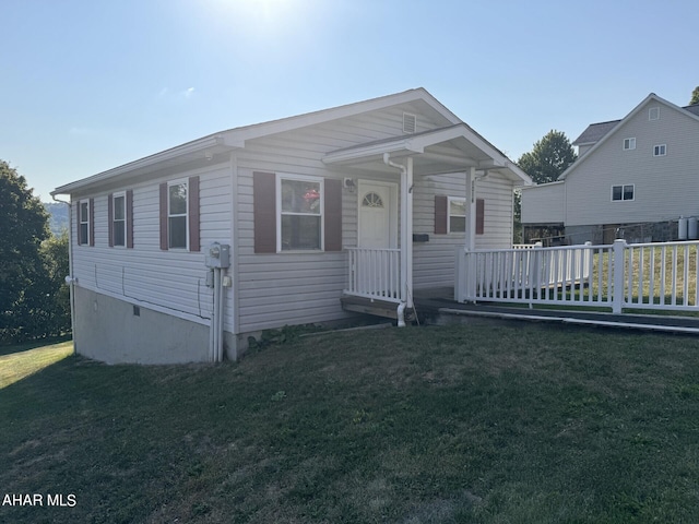 view of front of property featuring a front yard