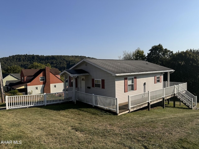 view of front of home with a front lawn