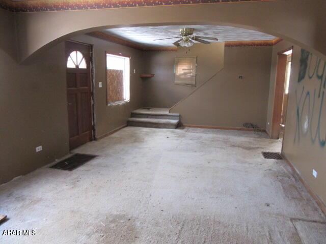 carpeted foyer with ceiling fan