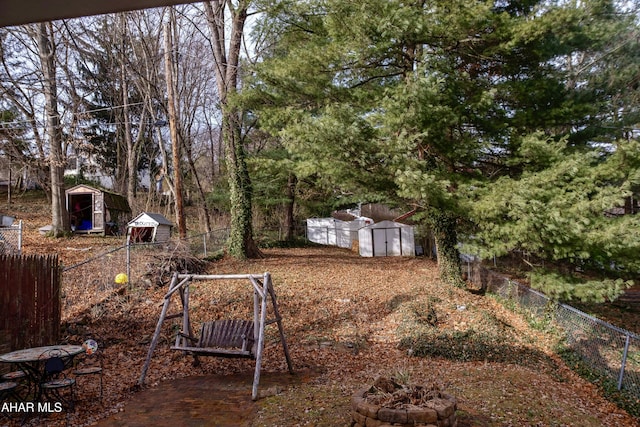 view of yard featuring a storage shed