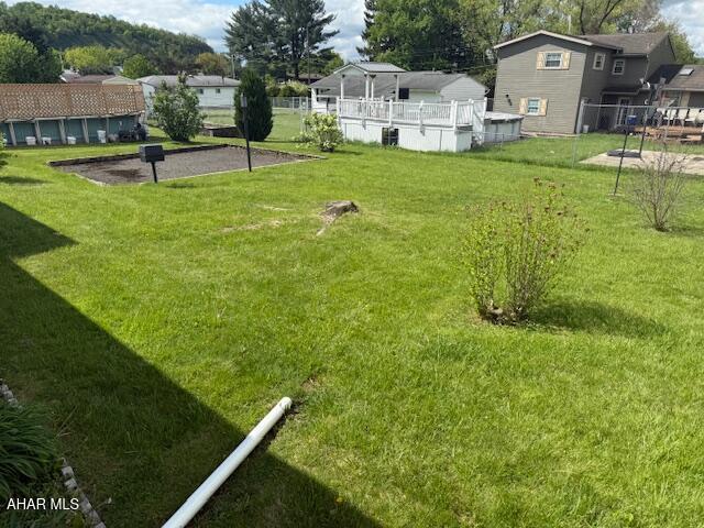 view of yard with a residential view
